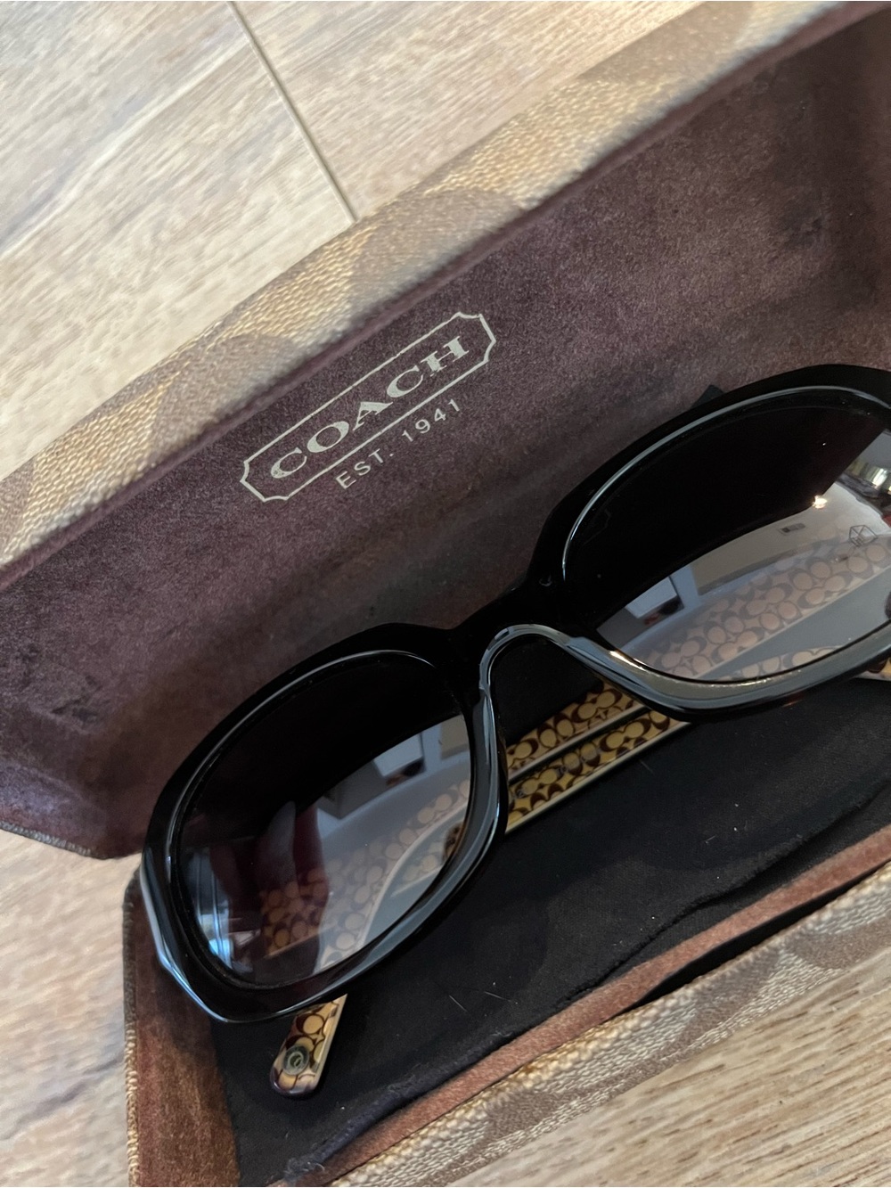 Coach Women's Brown Gradient Lens Sunglasses with Signature Temple Detail - Picture 6 of 6